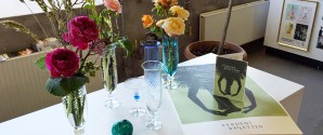 Glaspuster skaber blomstervase til Verdensballetten