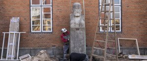 Stor skulptur flyttet ved Museet