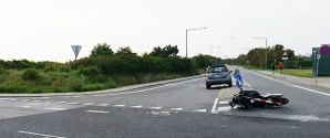 Bil og motorcykel i alvorligt uheld