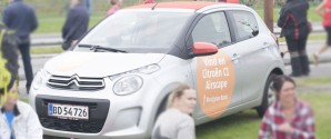 En bil på højkant til Skagen Marathon