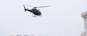 Lavthængende helikopter over havnen