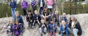 Børnehavebørn hjalp til ved Guldmajssøen