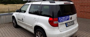 Hvid bil på tyske plader fotograferer vejene