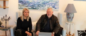 Iia indfanger det brusende hav i sine malerier