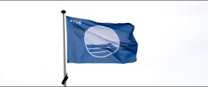 Blå flag og badepunkt på en række strande