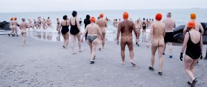 362 glade vinterbadere hoppede i vandet