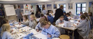 Elever fra Skagen Skole maler kunst til Dronningens fødselsdag