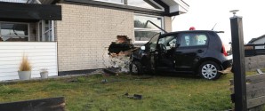 Bilist kører ind i hus