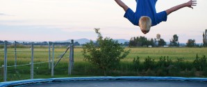 Flere børn slår tænderne på trampolinen