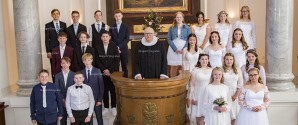 Så er årets første konfirmation i gang
