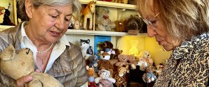 Uffe Ellemanns bamse overdraget til Skagens Bamsemuseum