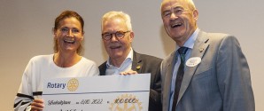 Sisse Fisker og SMIL Fonden modtager første check fra nordjyske rotarianere