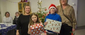 Tina og Charlotte delte julegaver ud