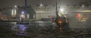 Brændende skib slæbt ind i Skagen Havn OPD