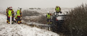 Bilist røg af vejen og landede på taget i vandhul
