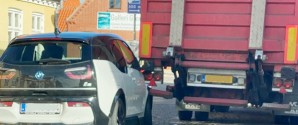 Parkeret bil ramt af lastbil i centrum – veje midlertidigt spærret