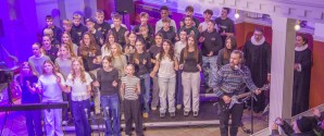 Video: Kirken lukkede med et brag af en fest