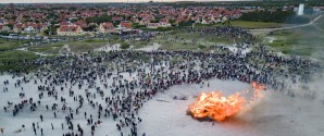 Tusinder fejrede Sankt Hans på Sønderstrand i historiske rammer