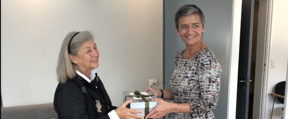 Margrethe Vestager syer bamse til særligt museum