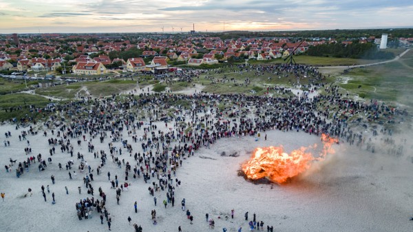 Tusinder fejrede Sankt Hans på Sønderstrand i historiske rammer