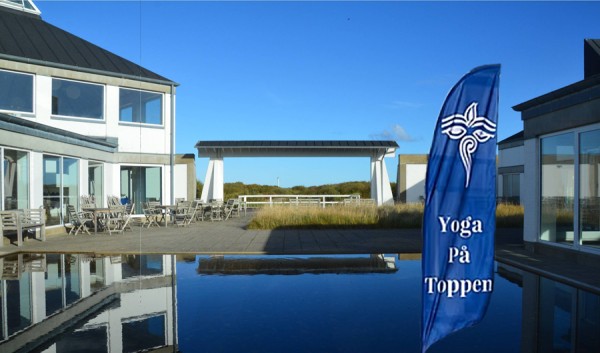 Blid yoga og mediativ sang ….