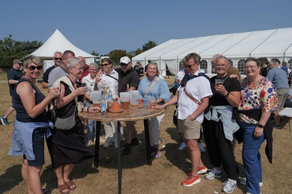 Vinden kunne ikke blæse festivalstemningen væk