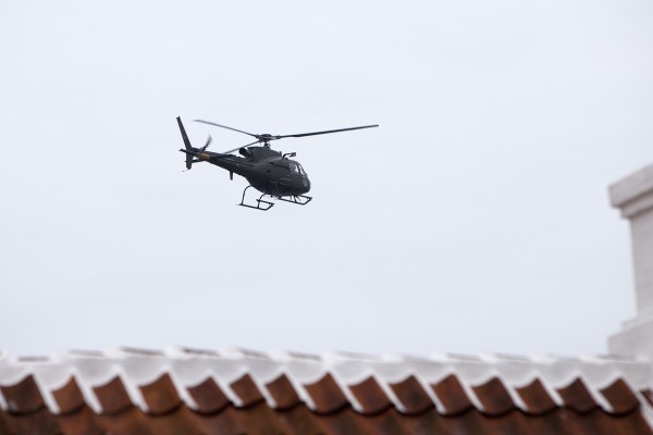 Lavthængende helikopter over havnen