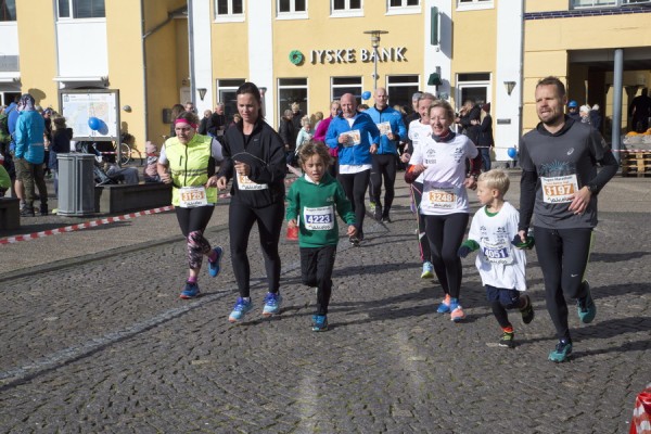 Se masser af billeder fra lørdagens børnemarathon