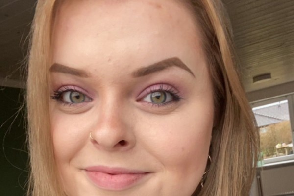 Julie glæder sig til at få dig i stolen!