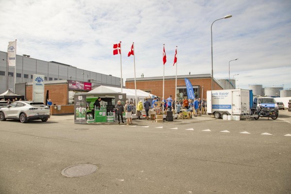 Forårsmarkedet tiltrækker mange med fantastiske tilbud