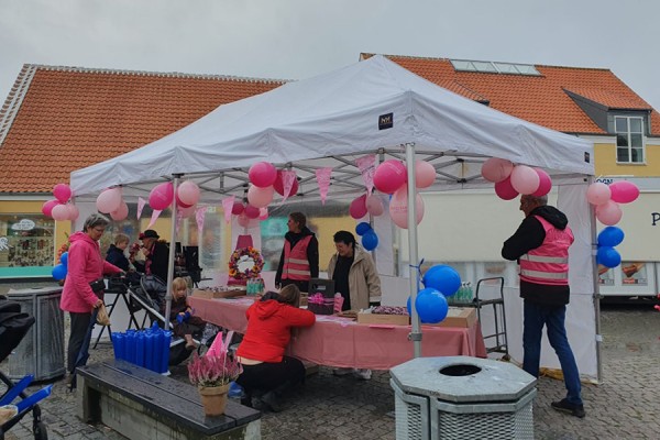 Lyserød lørdag 2024: Skagen Handel går foran i kampen mod brystkræft