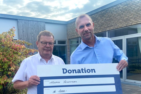 Rock i Frederikshavn donerer 10.000 kr. til Hospice Vendsyssel