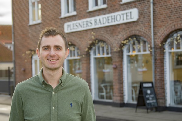 Johan Brodersen ser frem til ny rolle som F&B Manager på Plesners Badehotel