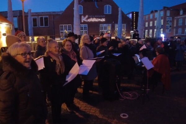 Kom og vær med til at synge julen ind lillejuleaften……
