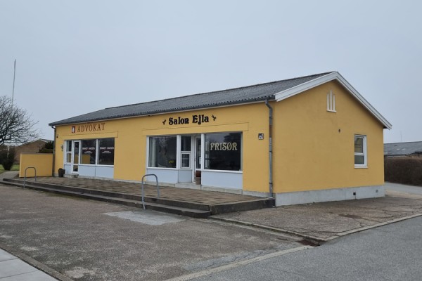 Efter 50 år bag saksen: Salon Ejla lukker – Ny frisør søges til at overtage salonen