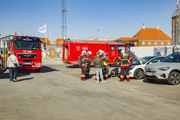 Mistanke om brand i elbil – viste sig at være damp fra opladning