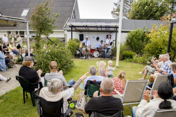 Trio 9990 fejrer første albumudgivelse med fest i baghaven