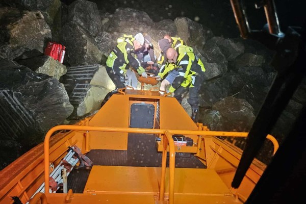 Mand reddet fra stenmole med brækket ben