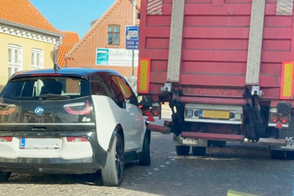 Parkeret bil ramt af lastbil i centrum – veje midlertidigt spærret