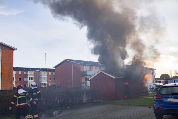 Ild i affaldsskur i Mosegården – måske påsat