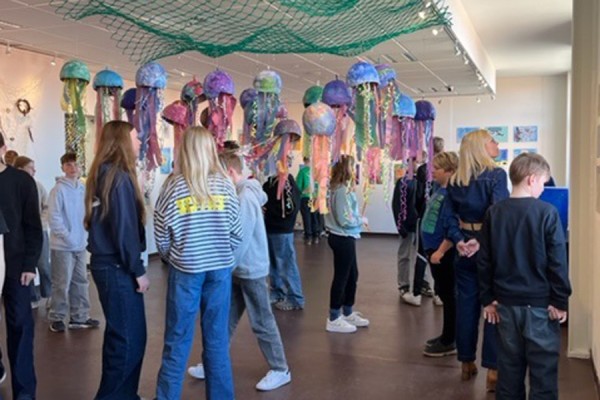 Kunst og fællesskab mødes i ny udstilling: Under havets overflade