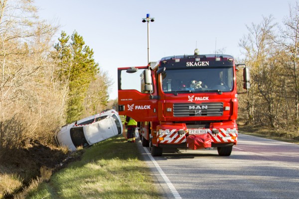 Dramatisk morgenulykke: Bil i grøften på Hovedvej 40