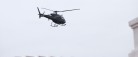 Lavthængende helikopter over havnen