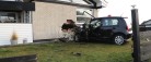 Bilist kører ind i hus