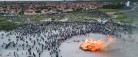 Tusinder fejrede Sankt Hans på Sønderstrand i historiske rammer