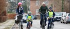 Flere forældre spænder cykelhjelmen