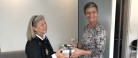 Margrethe Vestager syer bamse til særligt museum