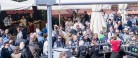 Lange Lone står på en Alpetop