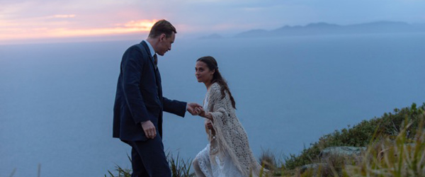 Michael Fassbender og Alicia Vikander ses her i en scene fra Lyset I Havet, der har premiere i Skagen Bio på næste tirsdag. Drama i biografen