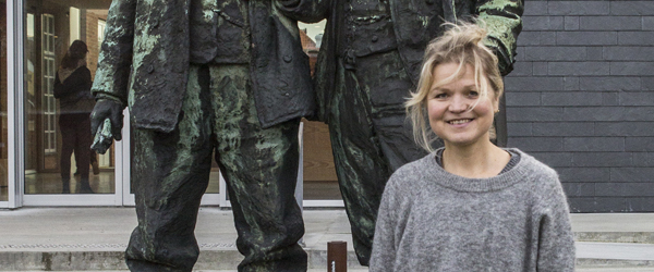 Sarah Becker foran museets indgang. Træet pyntes på Skagens Museum